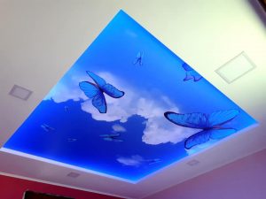 Napínací strop s LED podsvietením s motívom oblohy a motýľov