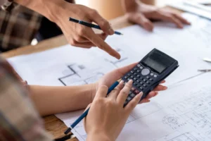 Plánovanie a výpočet ceny napínaného stropu, kde sa pomocou kalkulačky a technických výkresov pripravuje cenová ponuka.