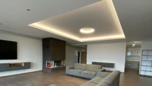Napínaný strop s nepriamym LED osvetlením v modernej obývačke