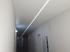 25 metrov dlhá chodba so stredovým profilom a LED podsvietením napínacieho stropu