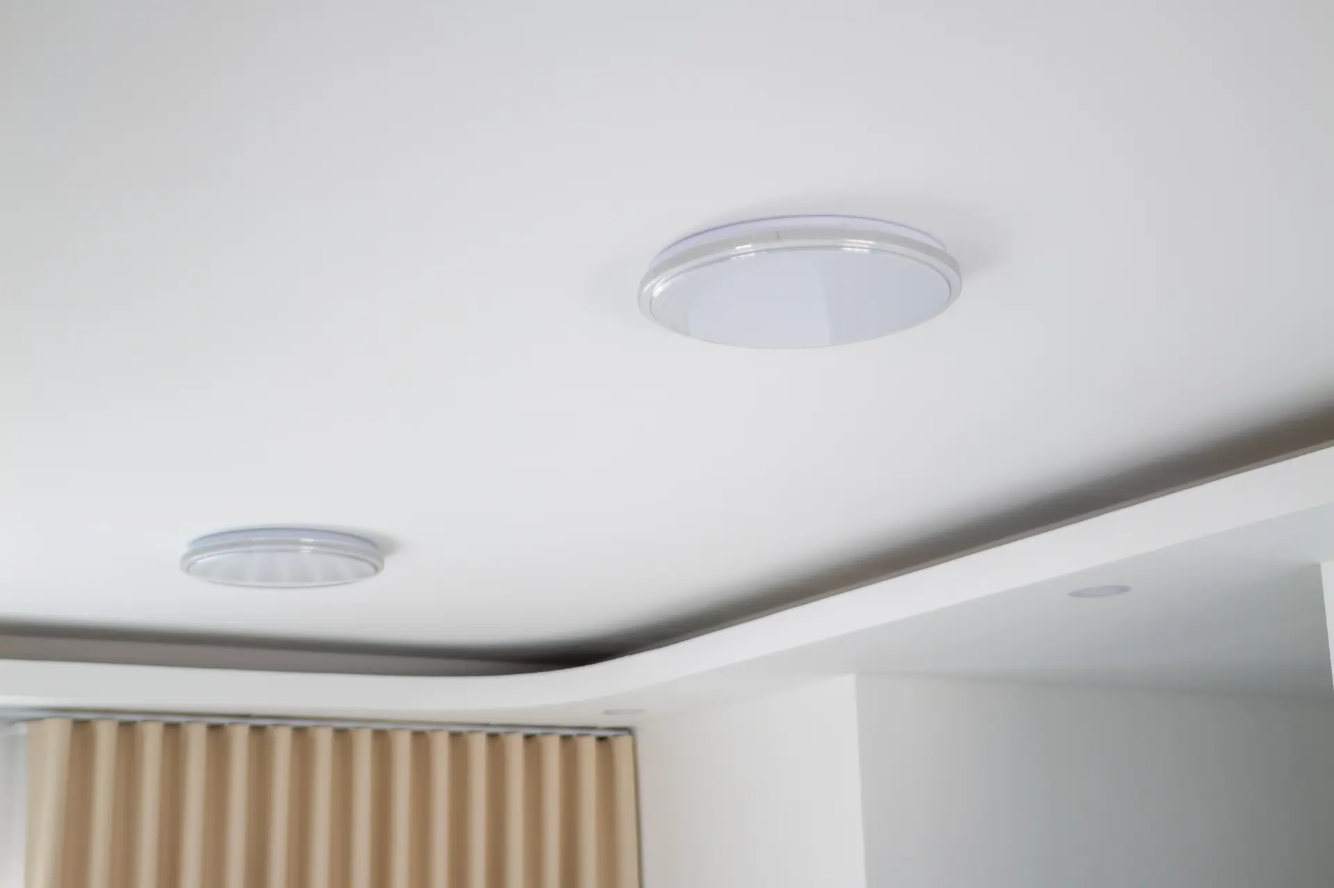 Detail okrúhlych stropných LED svietidiel osadených do napínacieho stropu.